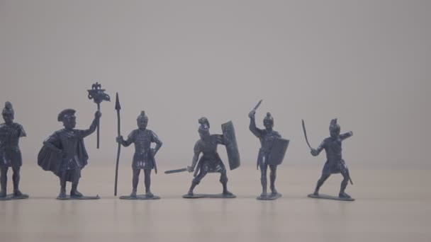 крупный план пластмассовых игрушечных солдат на белом фоне
 - Кадры, видео