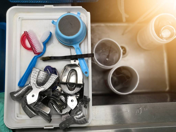Verfahren zur Reinigung zahnärztlicher Geräte auf Waschbecken in der Zahnabteilung. Zahnwerkzeuge, zahnärztliche Instrumente. - Foto, Bild