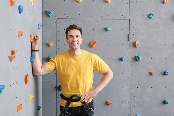 Sportos fiatalember hegymászó tornateremben - Fotó, kép