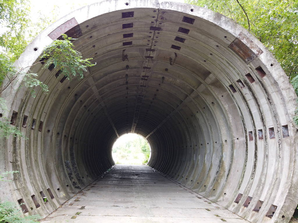 Élément abandonné du tunnel souterrain
. - Photo, image