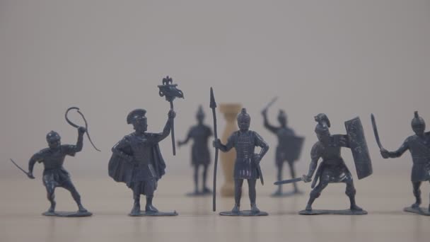 beyaz plastik oyuncak askerlerin yakın çekim görüntüleri - Video, Çekim