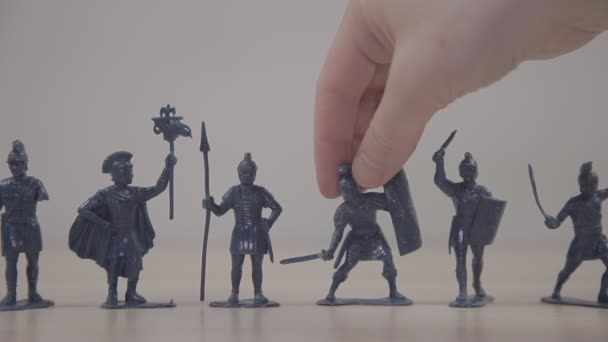 крупним планом кадри солдатів пластикової іграшки на білому
 - Кадри, відео