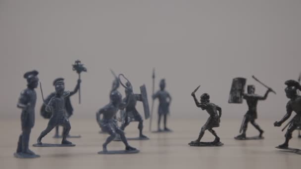 těsné záběry plastických vojáků hraček na bílém - Záběry, video