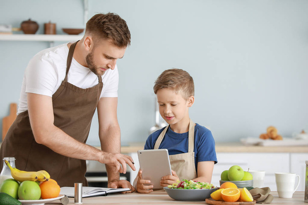 Boldog apa és fia főzés portré konyhában - Fotó, kép