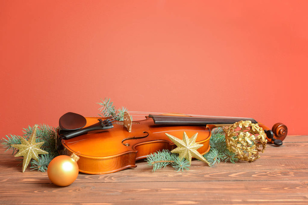 Violin and Christmas decor on wooden table - Φωτογραφία, εικόνα
