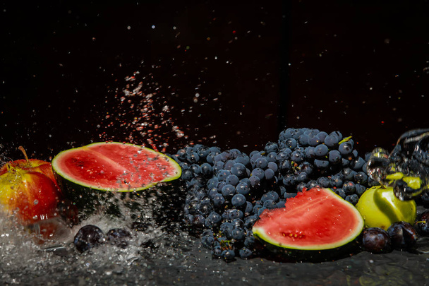 Trauben und Wassermelone im Sprühwasser - Foto, Bild