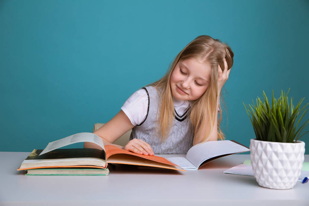 educación y concepto escolar - niña estudiante sonriente con muchos libros en la escuela - Foto, Imagen