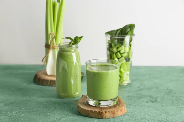 Tasty green smoothie on table - Foto, afbeelding