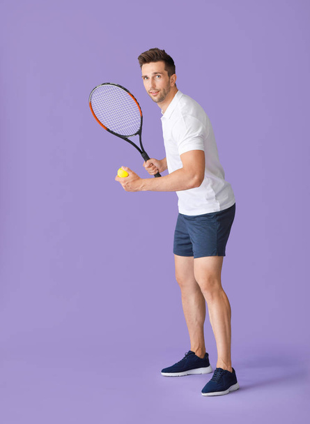 Handsome tennis player on color background - Photo, Image