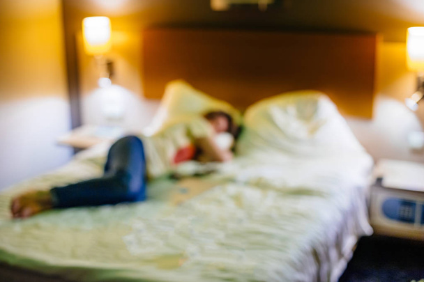 femme dormant seule sur le grand lit
 - Photo, image