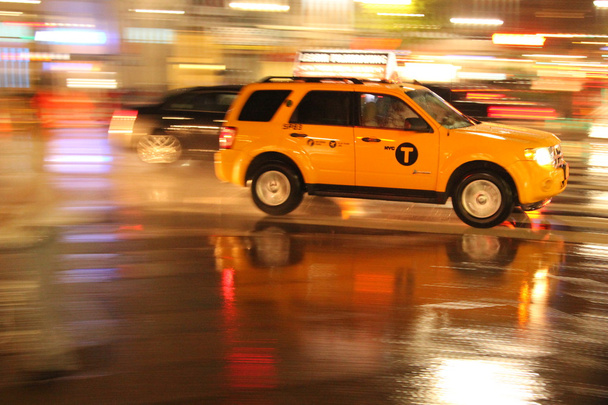 Желтое такси движется по улицам Нью-Йорка
 - Фото, изображение