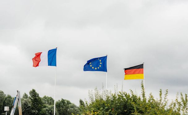 Bandiere francesi, europee e tedesche che sventolano vicino al confine
 - Foto, immagini