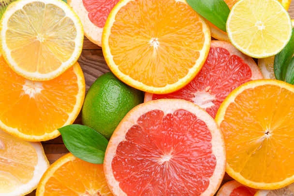 木製の背景に異なる柑橘系の果物、クローズアップ - 写真・画像