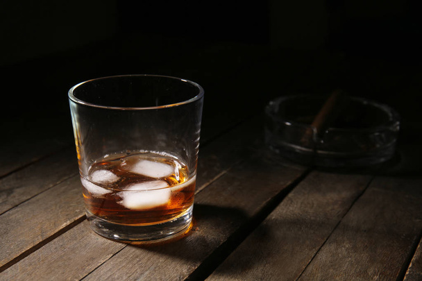 Vaso de whisky frío con hielo sobre mesa de madera
 - Foto, imagen