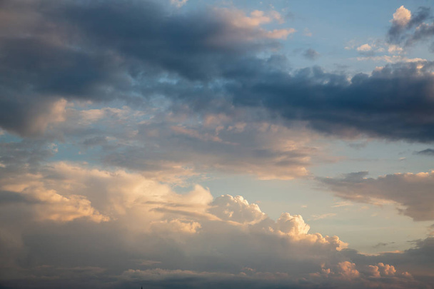 Dramatyczne niebo z chmurami. Ciemne niebo z chmur Cumulus - Zdjęcie, obraz