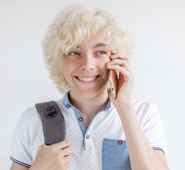 Happy young man talking of mobile phone - Φωτογραφία, εικόνα