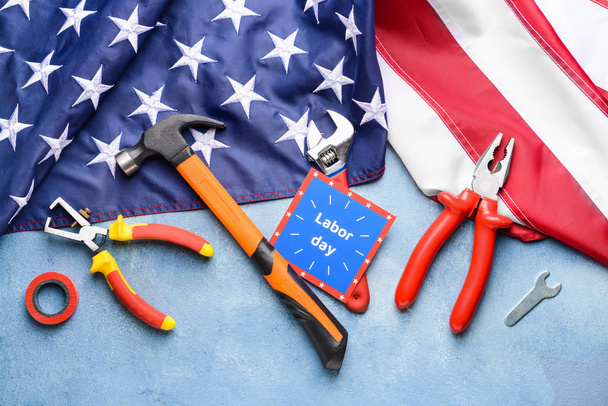 Set van tools, kaart met tekst Labor Day en USA vlag op kleur achtergrond - Foto, afbeelding