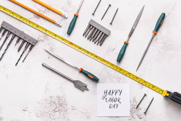 Työkalujen ja kortin yhdistelmä, jossa teksti HAPPY LABOR DAY on light background
 - Valokuva, kuva