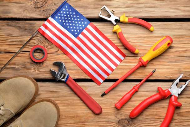 木製の背景にツールと米国のフラグのセット。労働者の日 - 写真・画像