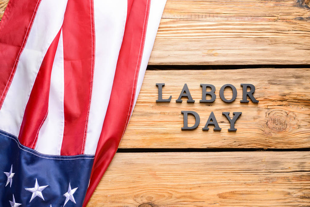 Ahşap arka planda ABD bayrağı ve metin İşçi Bayramı - Fotoğraf, Görsel