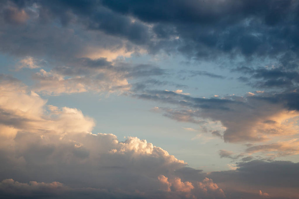 Драматичне небо з хмарами. Темне небо з хмарами Кумулуса
 - Фото, зображення