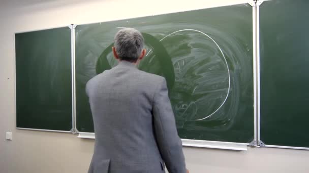 πλάνα του δασκάλου μπροστά από το chalkboard στην τάξη - Πλάνα, βίντεο