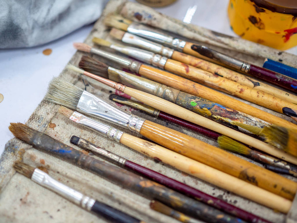 Sanatçı boya fırça seti. Calico Pai'de birçok sanatçı aracını yakın çekim - Fotoğraf, Görsel
