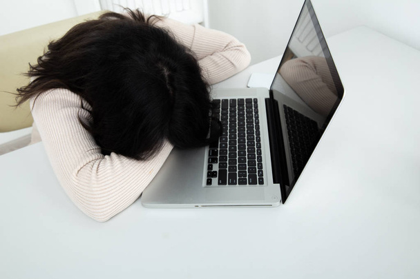 Офисная женщина спит на рабочем месте на ноутбуке
. - Фото, изображение