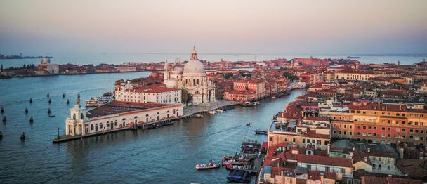 Näkymät Venetsian auringonnousuun ylhäältä
 - Valokuva, kuva