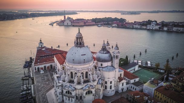 Vistas del amanecer en Venecia desde arriba
 - Foto, Imagen