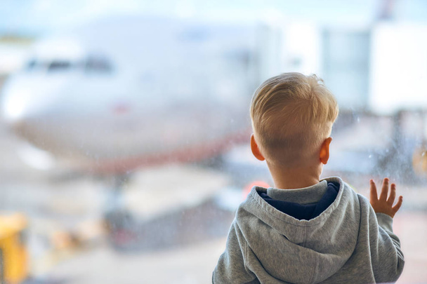 Zweijähriger Junge am Flughafen - Foto, Bild