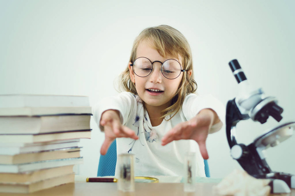 little girl scientist - Foto, immagini