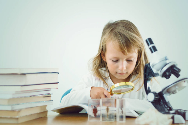Kleine meisje wetenschapper - Foto, afbeelding