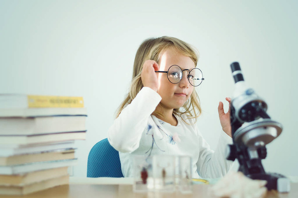 little girl scientist - Foto, imagen
