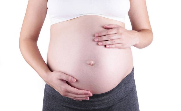 ein süßer Schwangerschaftsbauch isoliert auf weißem Hintergrund - Foto, Bild