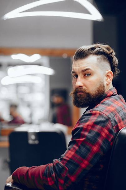 Handsome businessman in a barber shop - Valokuva, kuva