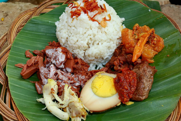  Наси Гудег. Оригинальное рисовое блюдо из Джогьякарты
.  - Фото, изображение