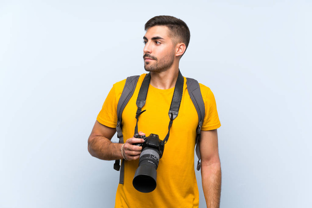 Fiatal fotós férfi látszó oldalán - Fotó, kép