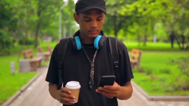 portrait mélange race gars boire café texto message
 - Séquence, vidéo