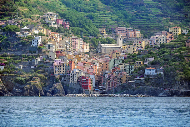 Riomaggiore, un antiguo pueblo con coloridas casas de Cinque Terre en las montañas en la costa del mar Mediterráneo, famoso destino turístico en Liguria, Italia
 - Foto, imagen