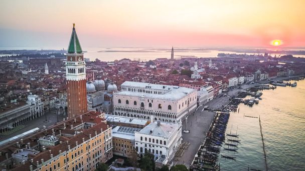 Vistas del amanecer en Venecia desde arriba
 - Foto, Imagen