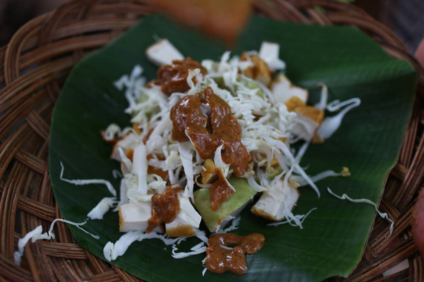 Tradycyjny jawajski żywności, ryż ciasto z kapustą kotlety Plus tofu płukanie orzechów - Zdjęcie, obraz