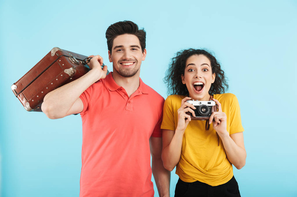 Cheerful young couple standing isolated - Foto, Bild