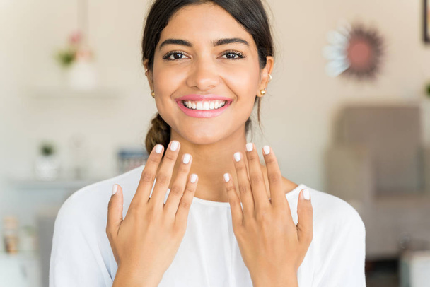Portrait de cliente heureuse avec ses ongles peints au spa
 - Photo, image