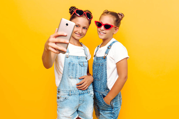 Two teenage girls, girlfriends have a rest and take a selfie on  - Fotografie, Obrázek
