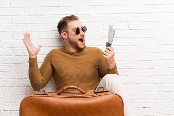 Hombre viajero con maleta y tarjeta de embarque
 - Foto, Imagen