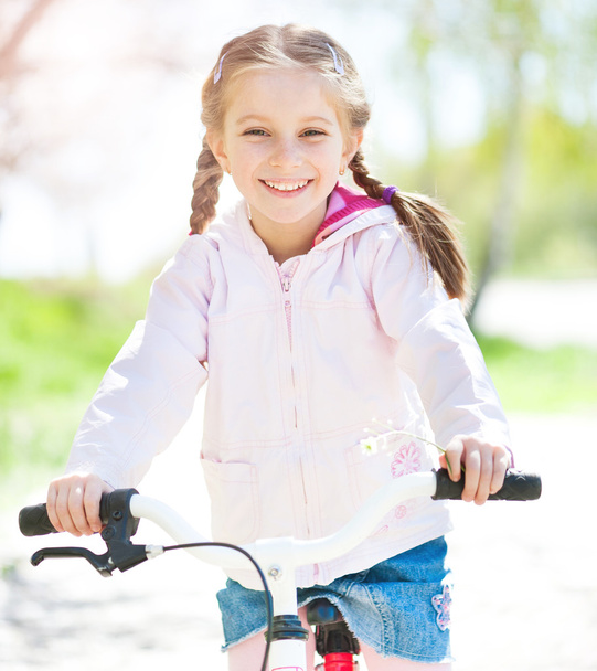 little girl on her bike - Foto, Imagen
