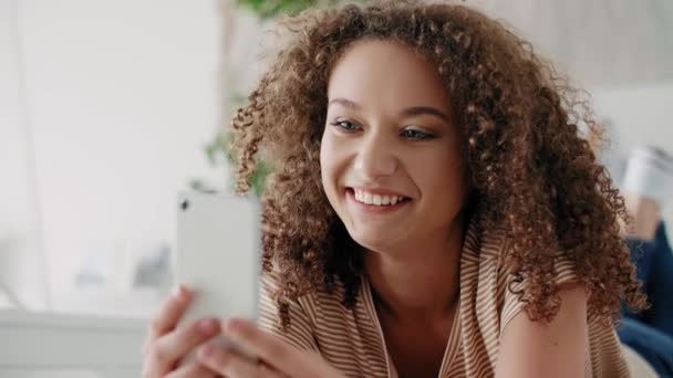 Lächelnde junge Frau am Telefon - Filmmaterial, Video