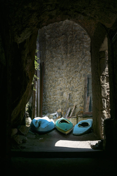 Tres viejos botes de remos en un callejón oscuro en una histórica ciudad portuaria, Liguria, Italia, espacio para copias
 - Foto, imagen