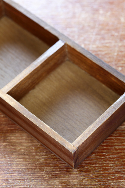 порожній дерев'яний ящик
 - Фото, зображення